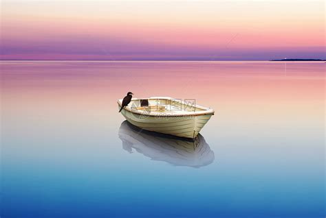 平静湖泊上的小船图片素材-正版创意图片500733121-摄图网