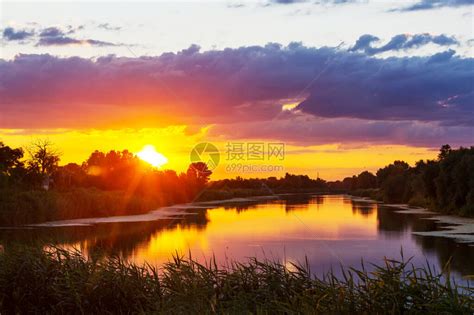 日落秋天湖面的日落景高清图片下载-正版图片504383611-摄图网
