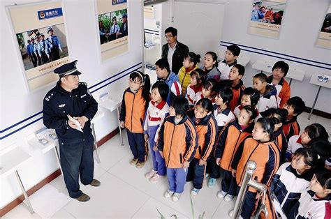 山东沾化县民警为小学生讲解防盗器材的作用-中国长安网