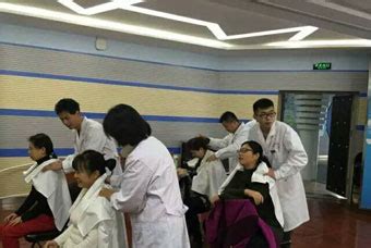 北京市成人按摩职业培训学校 - 我校开展志愿者献爱心活动，为东高地第三小学教师义务按摩调理 - 校园生活 - 学员风采