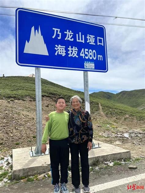71岁老奶奶自驾川藏线 其女儿：她性格乐观，爆火后被认出很开心_手机新浪网