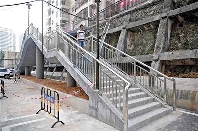 民治街道龙塘村铁梯变天桥 44级台阶不再难攀_龙华网_百万龙华人的网上家园