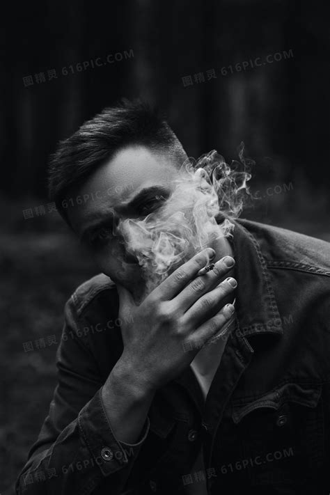 吸烟男头黑白图片