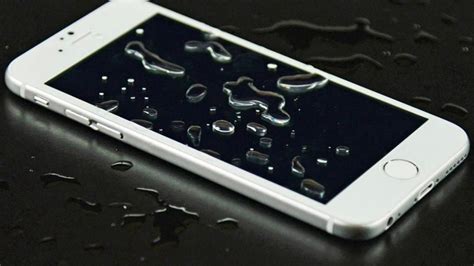 手机掉水里2秒会进水吗吗，手机掉水里瞬间拿出来的处理 - 思埠