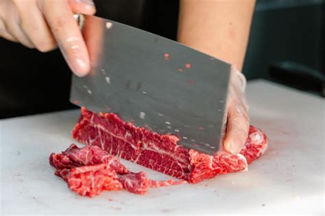 肉厂男肉贩称香肠的画像,摄影素材,汇图网www.huitu.com