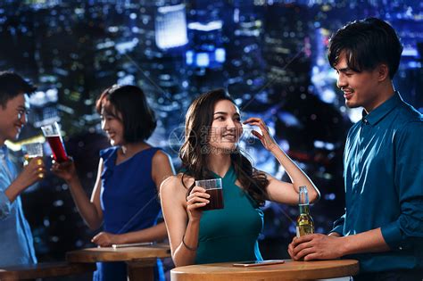 快乐的青年人在酒吧喝酒高清图片下载-正版图片507674395-摄图网