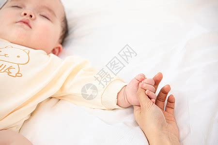 婴儿睡觉抓着妈妈的手高清图片下载-正版图片501576966-摄图网