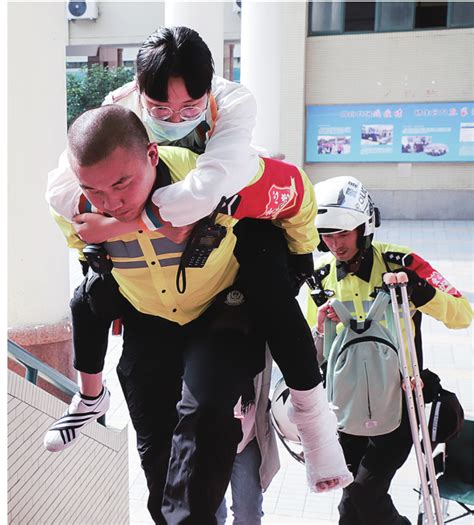高考前她意外骨折 铁骑队员背着考生到三楼考场