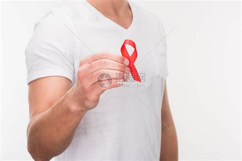 身穿白色T恤的男子手持红色艾滋病丝带的剪影高清图片下载-正版图片505048683-摄图网
