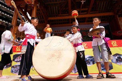 贵州: 从江苗族群众吹笙跳舞欢度“燕子节”