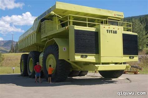 世界上最大的卡车:相当于两三层楼高(载重可达6800吨)_小狼观天下