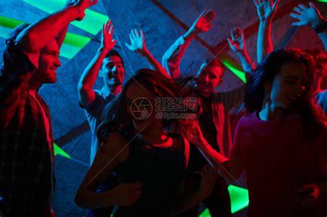一群人在迪斯科夜总会跳舞高清图片下载-正版图片306615044-摄图网