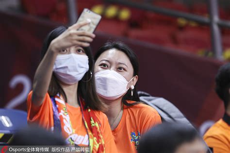 广东女球迷看台助威CBA联赛第36轮_新浪图片