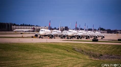 全球全面停飞，各地飞机场变“飞机展览馆”