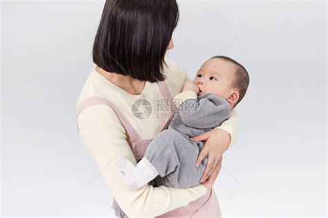 抱着婴儿小宝宝的月嫂高清图片下载-正版图片501725296-摄图网