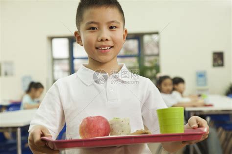 一次性餐盒禁止入校 云南一小学让学生寒风中站着吃饭_海南频道_凤凰网