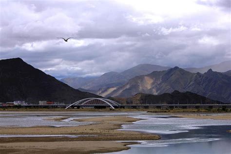 拉萨河，中国西藏自治区河流。藏语称吉曲。发源于念青唐古拉山南麓，西南流经拉萨市，至曲水县汇入雅鲁藏布江。古老的拉萨河是拉萨的母亲河，千万年静静 ...