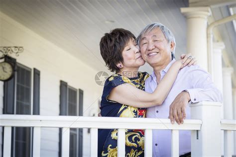 老年夫妇在阳台上幸福的亲吻高清图片下载-正版图片303632419-摄图网