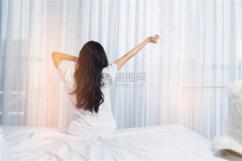 女人醒来后躺在床上高清图片下载-正版图片503046201-摄图网