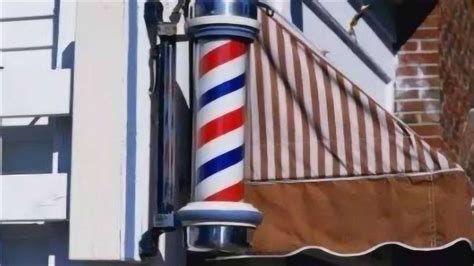 理发店门口的旋转条纹柱状物，为什么只有“红蓝白”三种颜色？