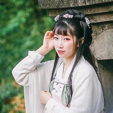古风背景有树的头像女生