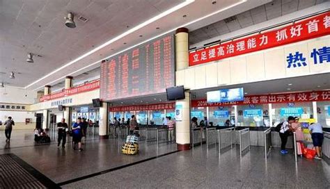 郑州汽车客运总站迎来“十一”首个出行高峰，网络购票成主流-大河新闻