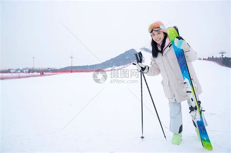 一个穿蓝色衣服的人在雪地上快速滑雪照片摄影图片_ID:145247677-Veer图库