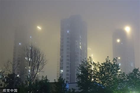 山东青岛出现大雾天气 城市建筑若隐若现