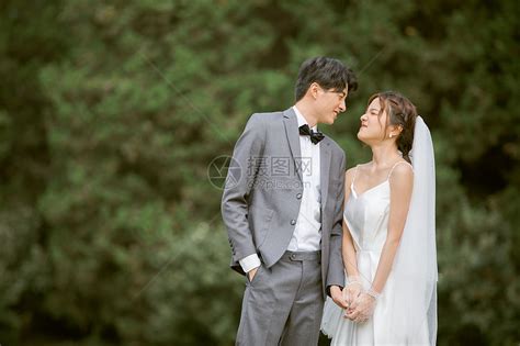 年轻情侣结婚时尚写真高清图片下载-正版图片501691652-摄图网