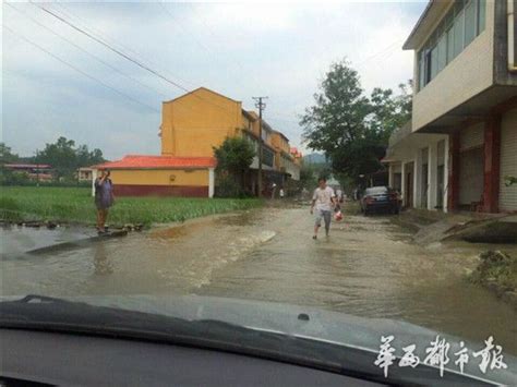 安徽一车辆被洪水围困 救援人员绳索相连救出被困人员_手机新浪网