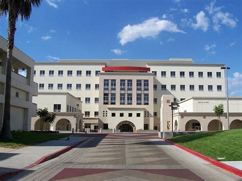 美国加州大学圣地亚哥分校盖泽尔图书馆_自由建筑报道