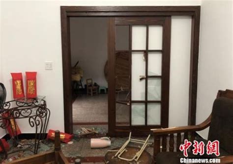 杭州男子持长刀打砸前妻住处 警方徒手对抗夺刀受伤 - 新闻资讯 - 生活热点