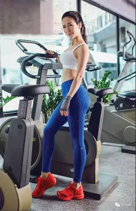 健身房穿着运动装健身的年轻女子高清图片下载-正版图片502203161-摄图网