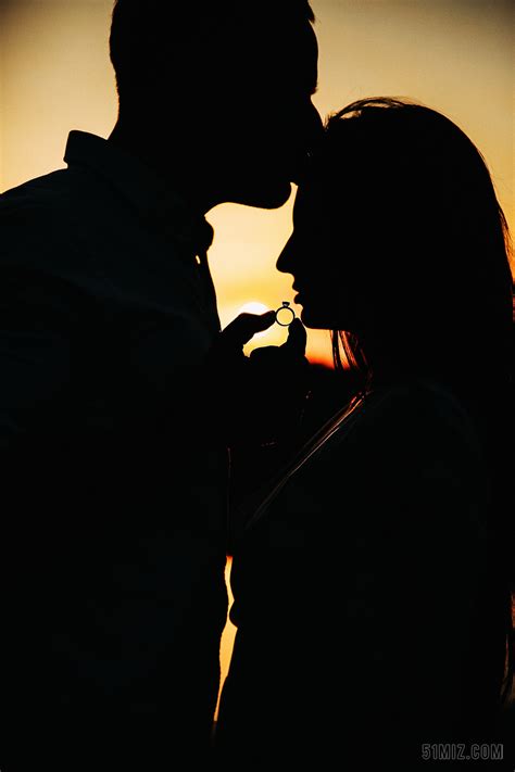 傍晚亲吻的情侣背景图片免费下载 - 觅知网
