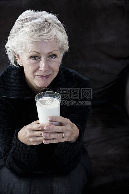 高龄女子的肖像她握着牛奶杯高清图片下载-正版图片501884227-摄图网