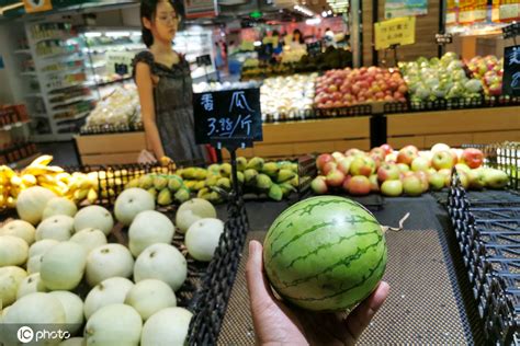 三亚超市瓜菜热销 农民冒雨抢收瓜菜供应市场_海口网