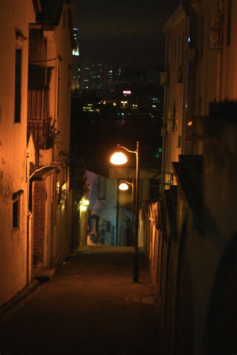 深夜小巷里昏暗的灯光里，有最深的孤独