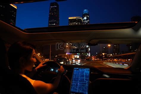 晚上在城市路边开车的女人高清图片下载-正版图片501891597-摄图网