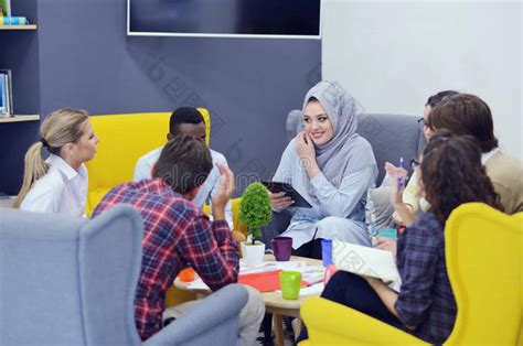一群年轻人创业企业家在合作空间为他们的创-包图企业站