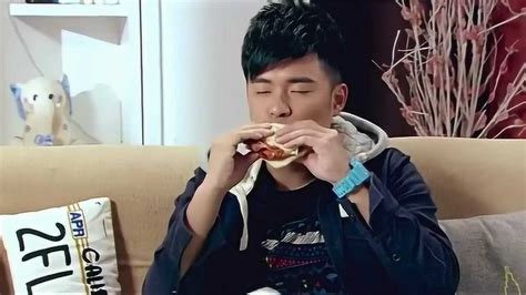 《爱情公寓4》曾小贤吃了终极芥末酱汉堡后，这表情简直绝了！