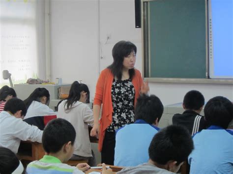 武汉吴家山第三小学，举行教师节庆祝活动，欢送退休教师