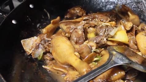 【铁锅炖大鹅-2022年夜饭，肉厚汁鲜的做法视频_做法步骤】_下厨房