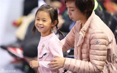 网友偶遇张怡宁，她陪女儿参加乒乓球比赛，要培养下一个大魔王？|张怡宁|大魔王|女儿_新浪新闻