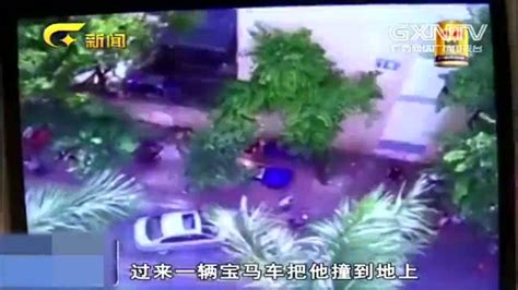 妻子出轨被抓，丈夫当街将她扒光按在地上暴打，群众拍下全过程_腾讯视频