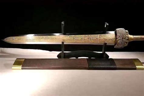 世界上最出名的几把名剑，一把插在石头里，一把两千年都不生锈|名剑|石中剑|冷兵器_新浪新闻
