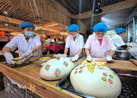 武威市人民政府 民俗民风 凉州区春晓手工场工人在制作凉州传统手工大月饼