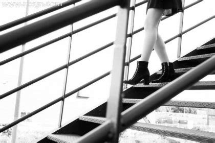 梦见爬很窄很陡的楼梯是什么意思(周公解梦梦见坐电梯上楼)_周公解梦大全
