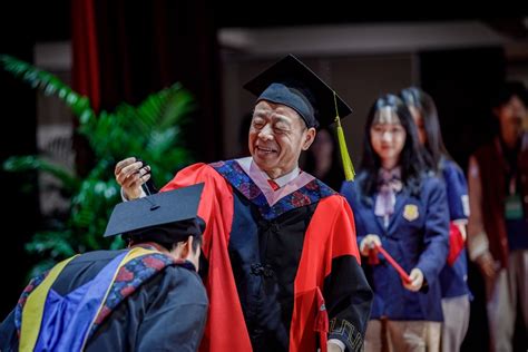 北京王府学校举行2023届毕业典礼 - 神州学人网