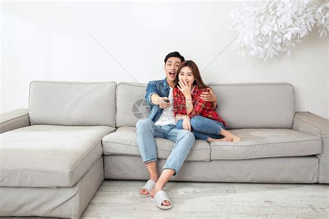 情侣沙发上相互陪伴高清图片下载-正版图片501548956-摄图网