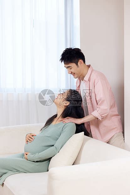 丈夫照顾怀孕的妻子高清图片下载-正版图片506949012-摄图网